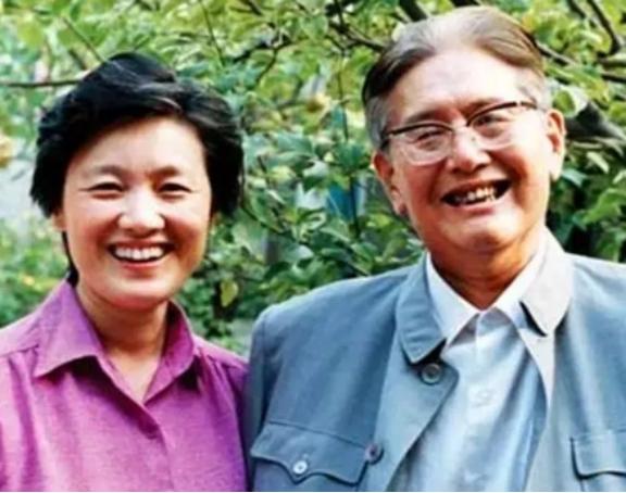 1985年，乔冠华归葬故乡盐城遭到拒绝，妻子章含之无奈之下找到一个人帮忙，此人在