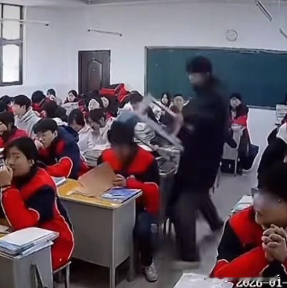 大家都刷到河南某高中生在教室用凳子砸同学的那个视频了吗？

关于学校的回应，我有