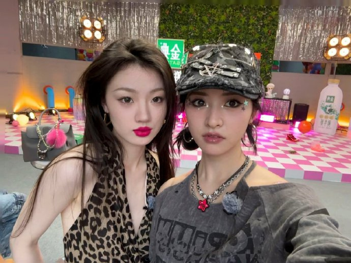 沈月单看很普通，但合照其实没输过。 ​​​