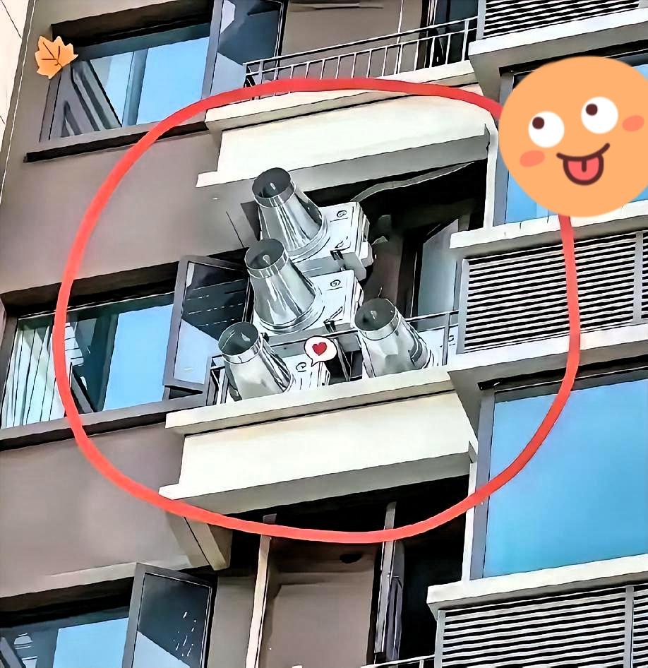 🍀安徽，一男子出差回家，感到家里闷热，连忙推开窗户，突然，看见对面住户的墙外安