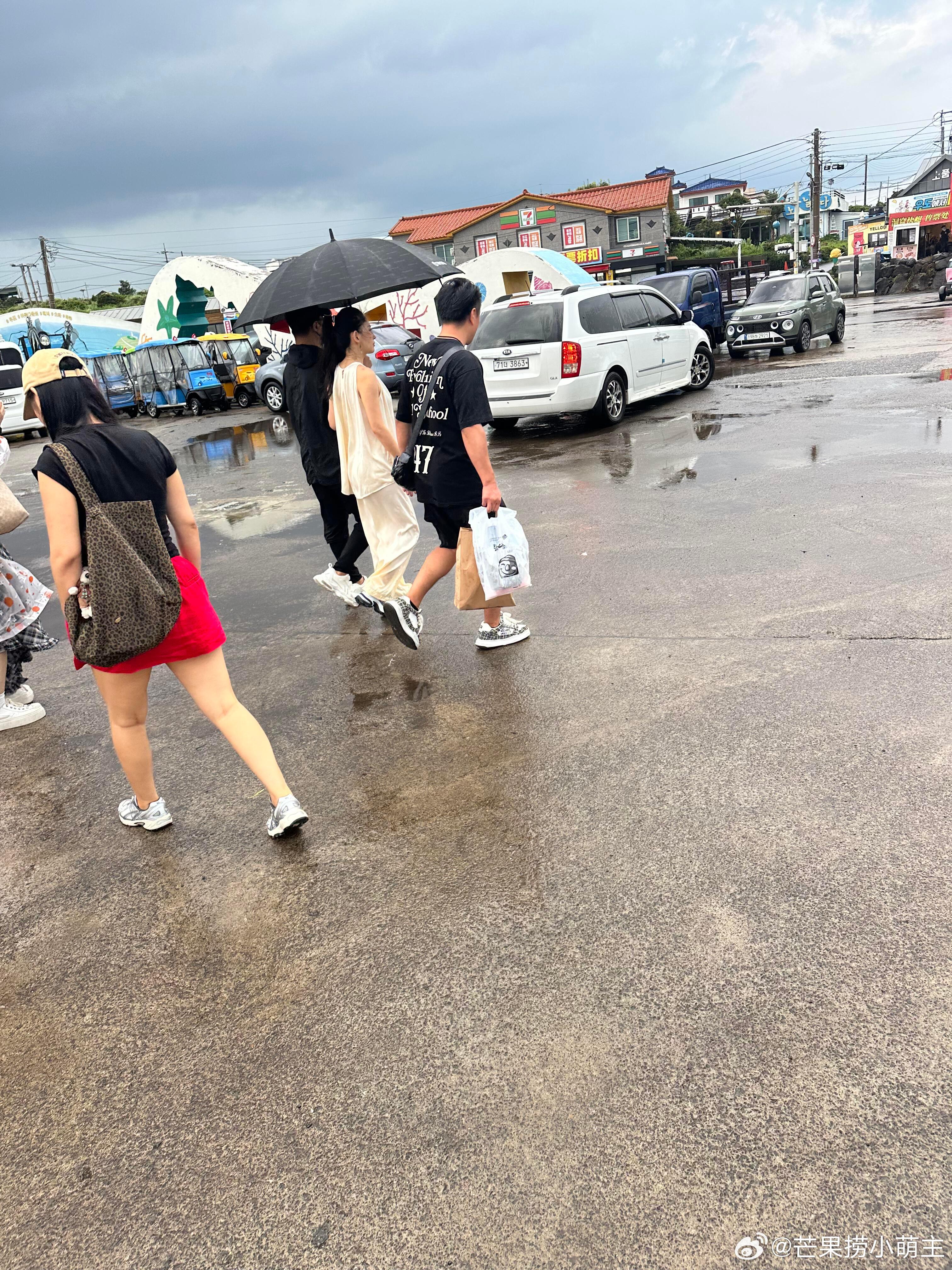 韩国济州岛偶遇汪峰森林北汪峰森林北济州岛度假 汪峰森林北济州岛度假，雨中撑伞挽手