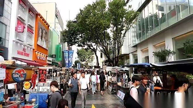 韩国那边，有人上街了。

 横幅拉得老长，口号喊得震天响，核心思想就一个：别让中