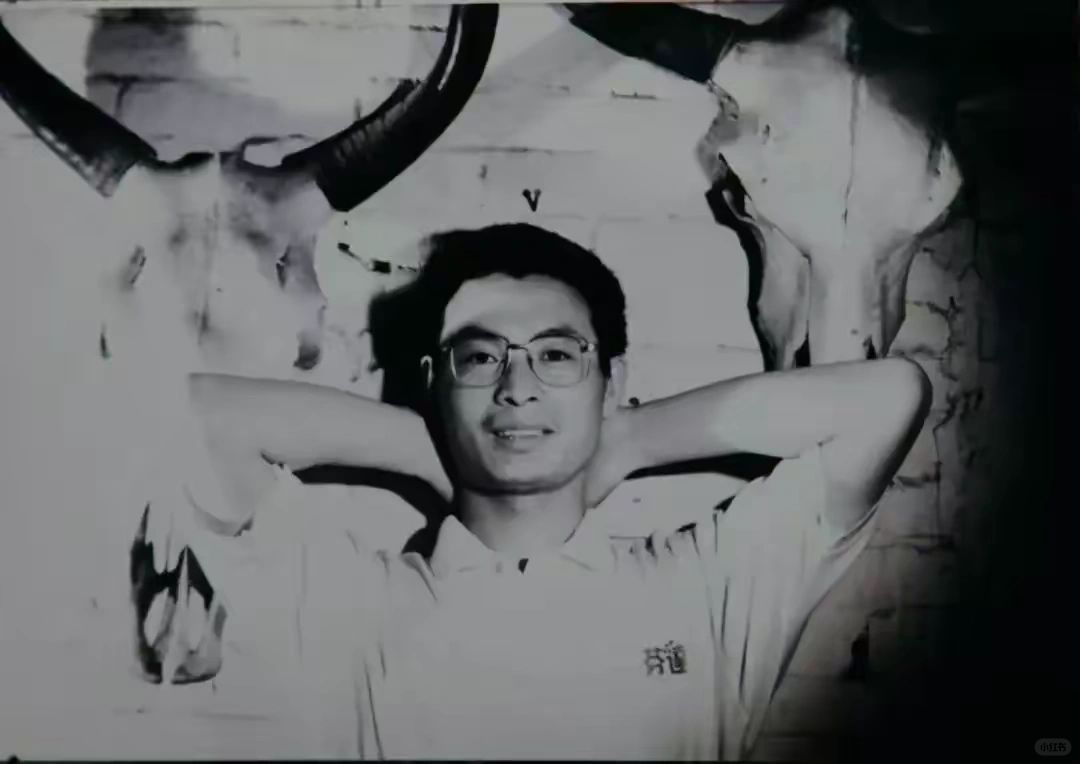 1985年，麦家大学毕业，进入军事情报部门工作。部队生活，纪律严明。
有次麦家跟...