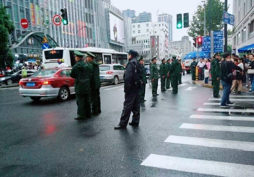 外滩是上海门面，也是中国窗口。整齐列队、文明执勤、温柔疏导、耐心守护游客，不喧哗