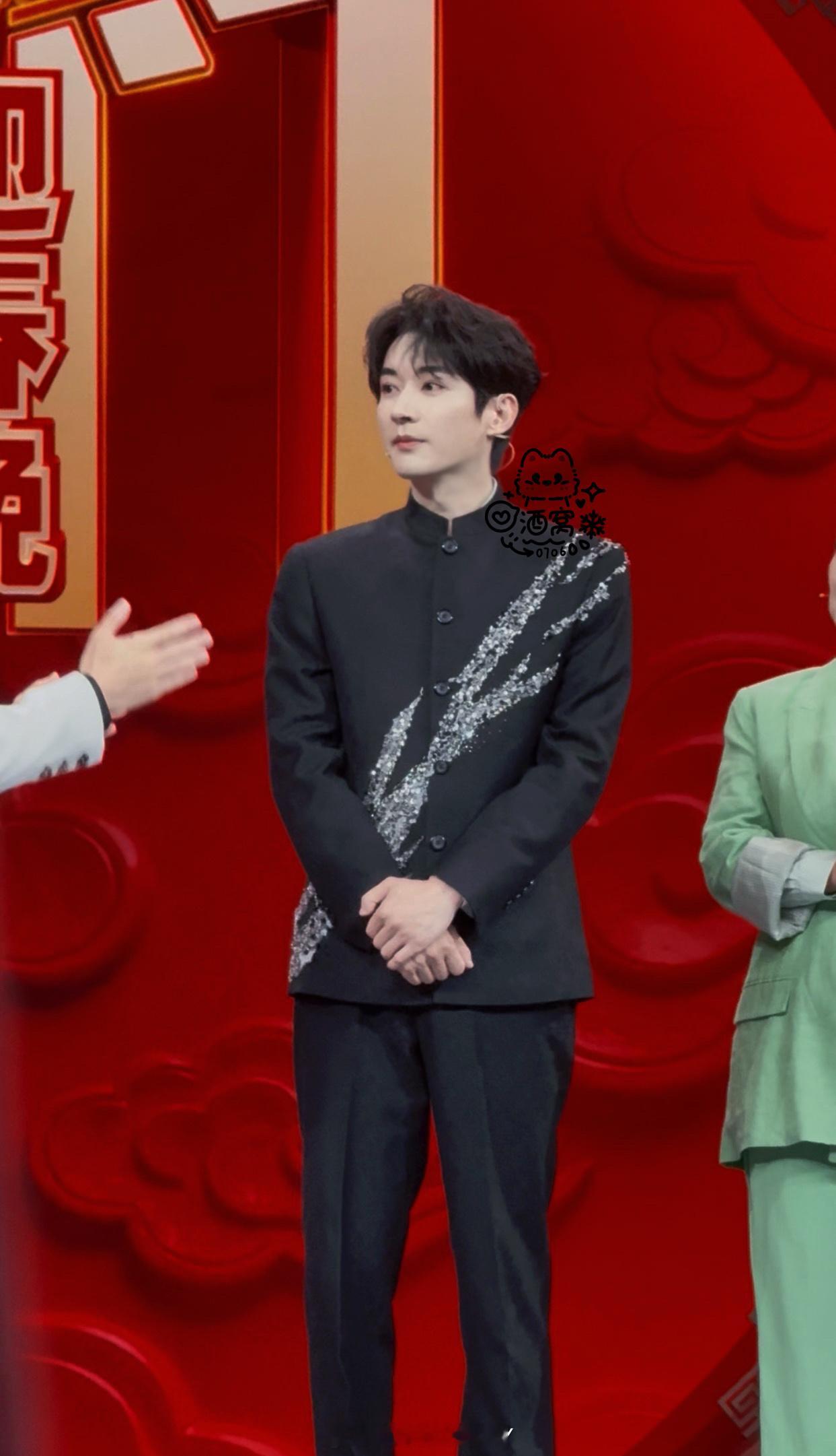 刘学义 ❄️ 开门迎春晚 喜欢这个造型、衣服我也很喜欢、晚上七点半有饭吃了