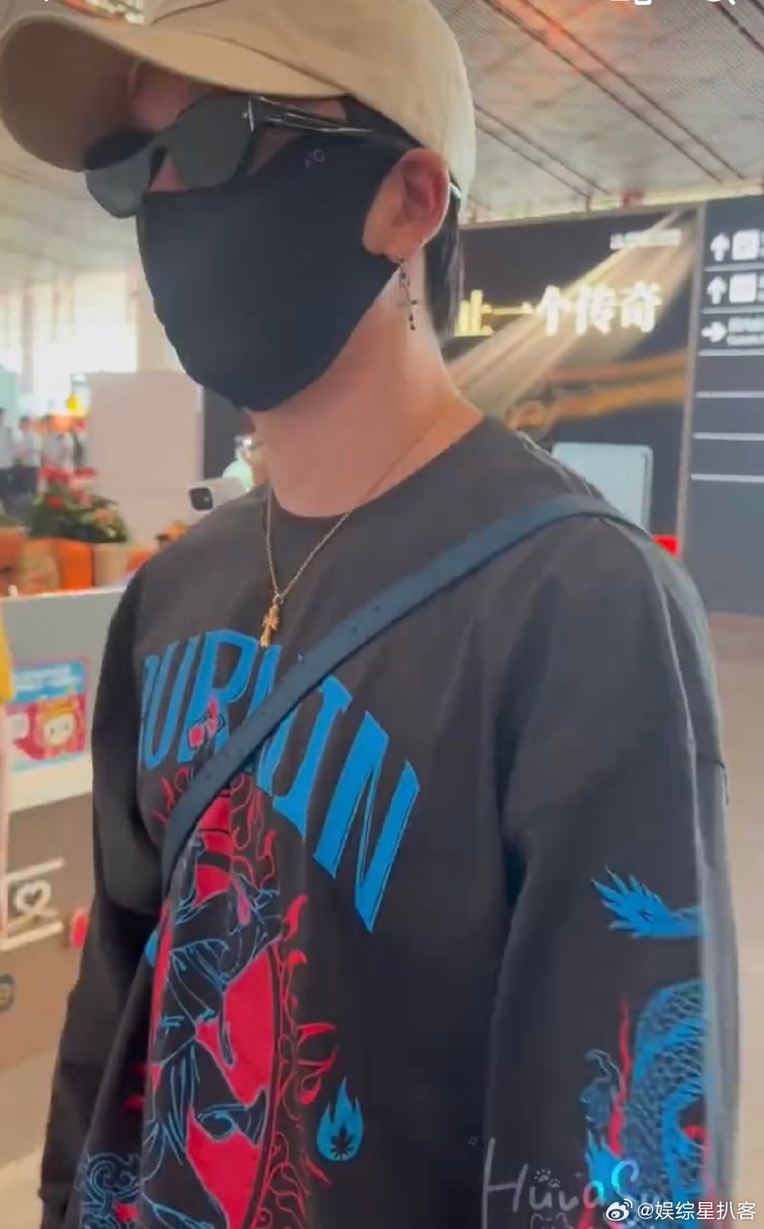 王栎鑫赞多机场偶遇 谁的披哥 DNA 动了！王栎鑫和赞多在机场意外相遇，走了一半