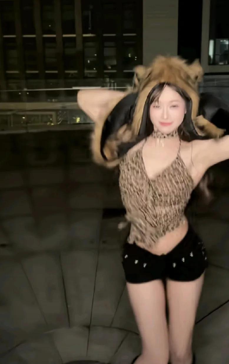 体操冠军吴柳芳确实性感
抖音号粉丝接近二百万
看来魅力无穷哈
也许是制服诱惑吧。