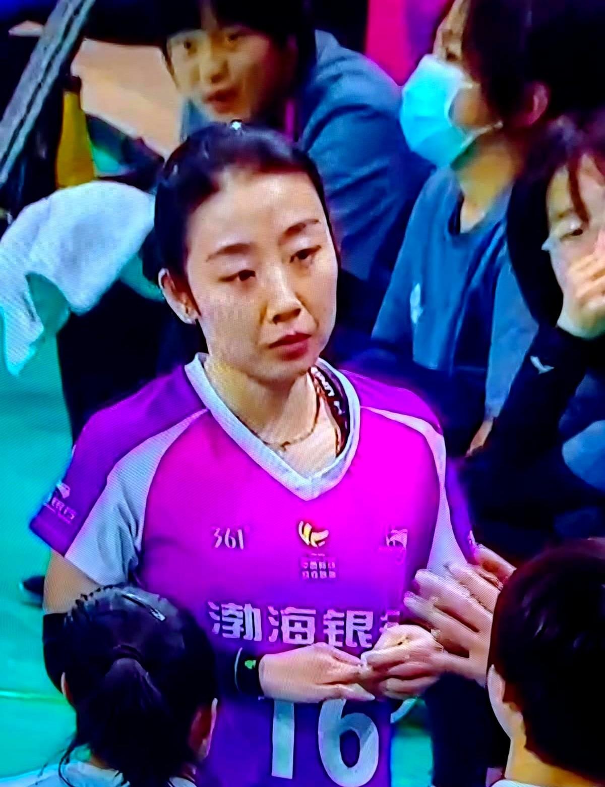 姚迪这事，其实挺荒诞的。

一群人刷了几个短视频，就敢指着人家专业俱乐部的鼻子说