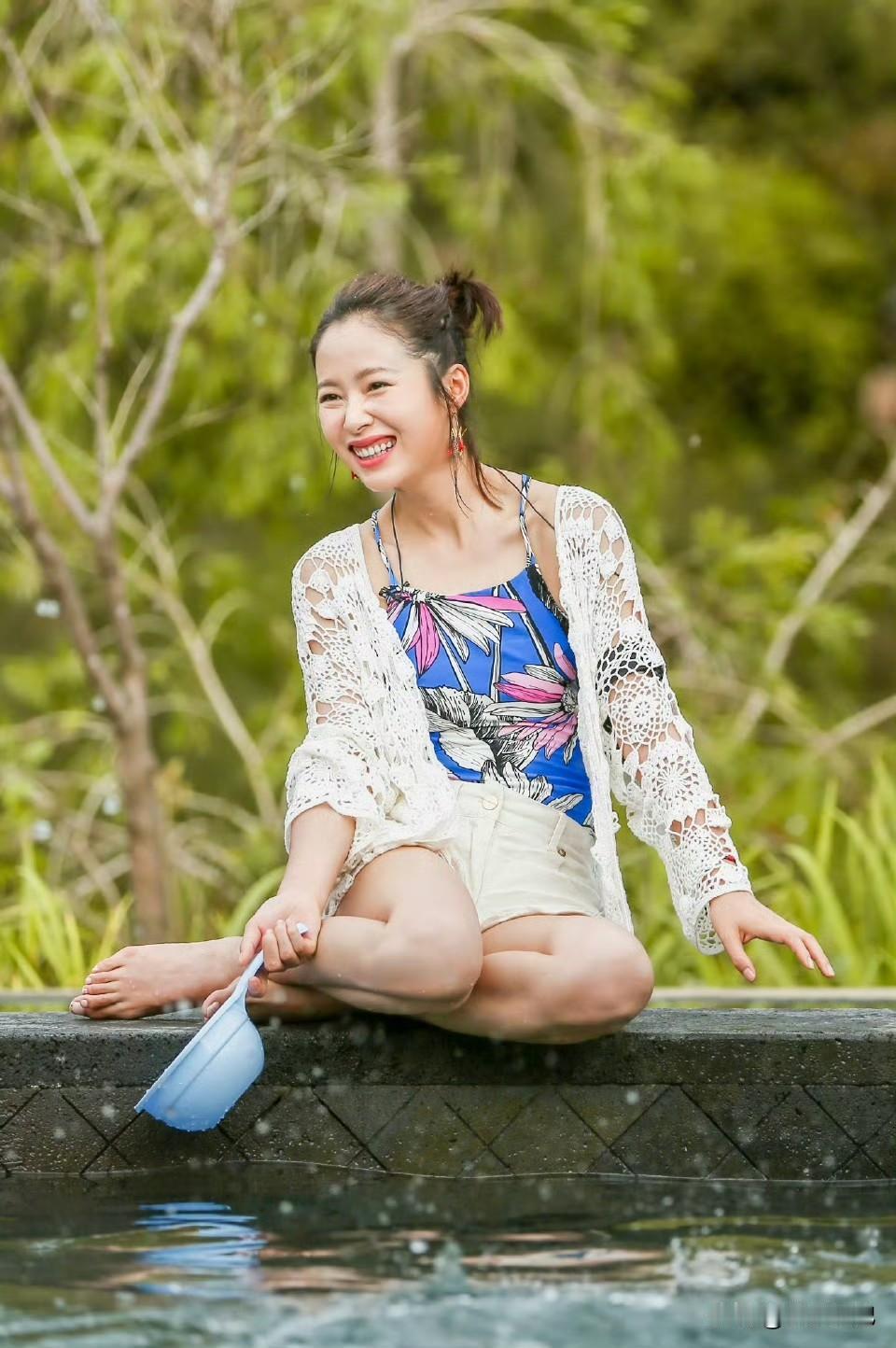 江一燕 泳池戏水