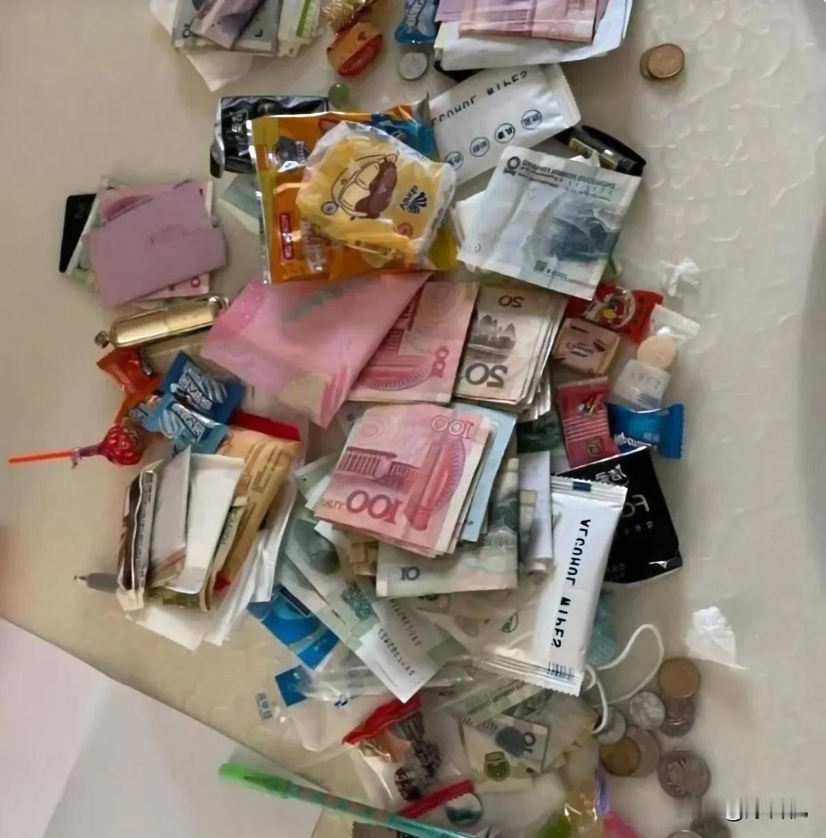 从我妈包里倒出来的！今天带小孩儿跟我妈去菜市场，我才发现她一直用纸币买菜，这个省