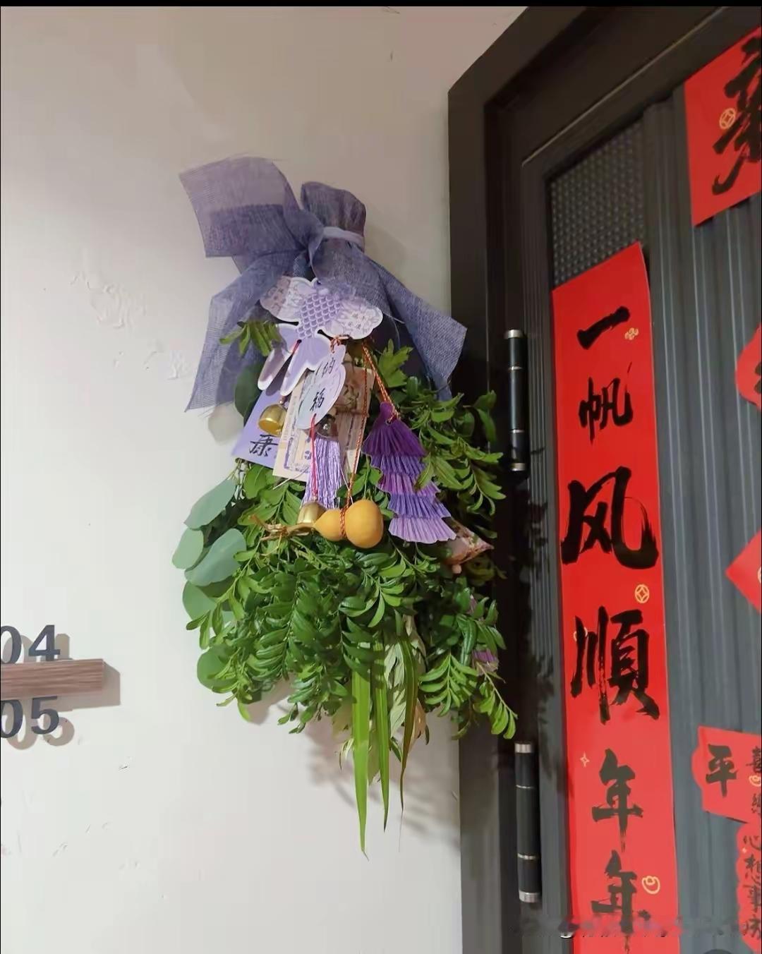 今年端午，不少人都发现了一个扎心的变化，门上的艾草越来越少见了。街边卖艾草的老人