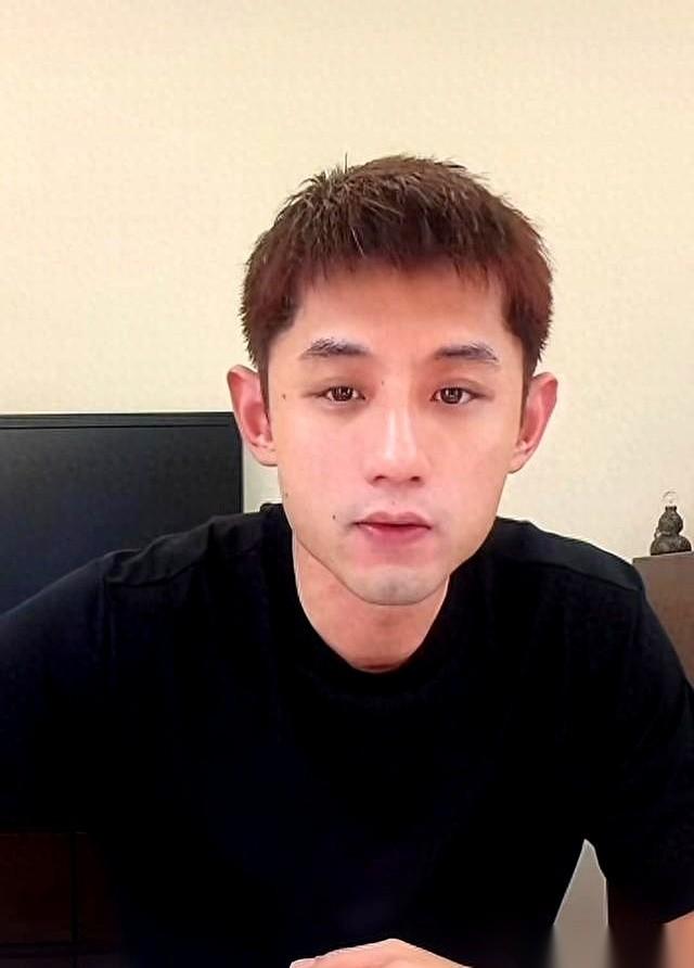 张继科在直播里公开表示，前国乒队员刘丁硕跟自己不是平起平坐的人，太差了根本上不了