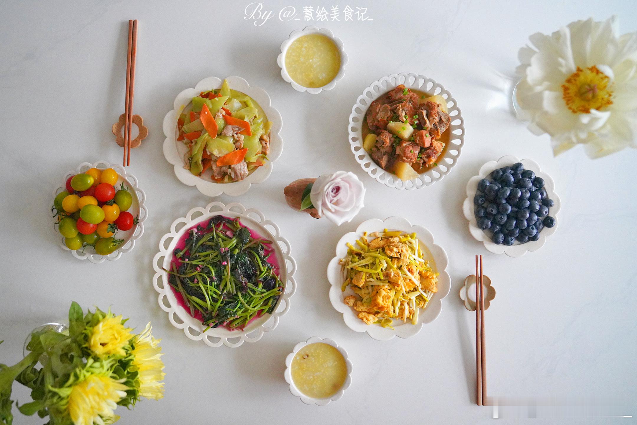 吃晚饭~白萝卜土豆炖排骨、蒜黄炒鸡蛋、莴笋胡萝卜炒肉、蒜蓉红苋菜、米粥、小番茄、