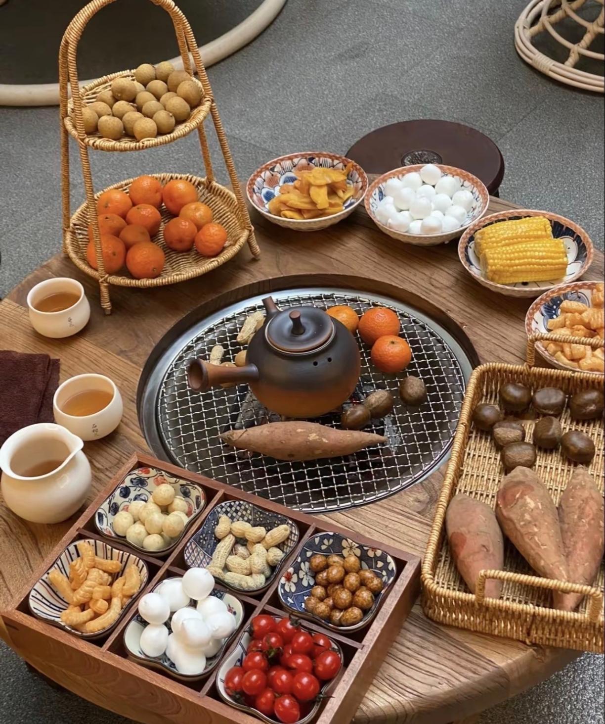 取悦自己的方式有很多种，比如煮一壶茶，买一束花，看一部剧，享受这独有的快乐。
