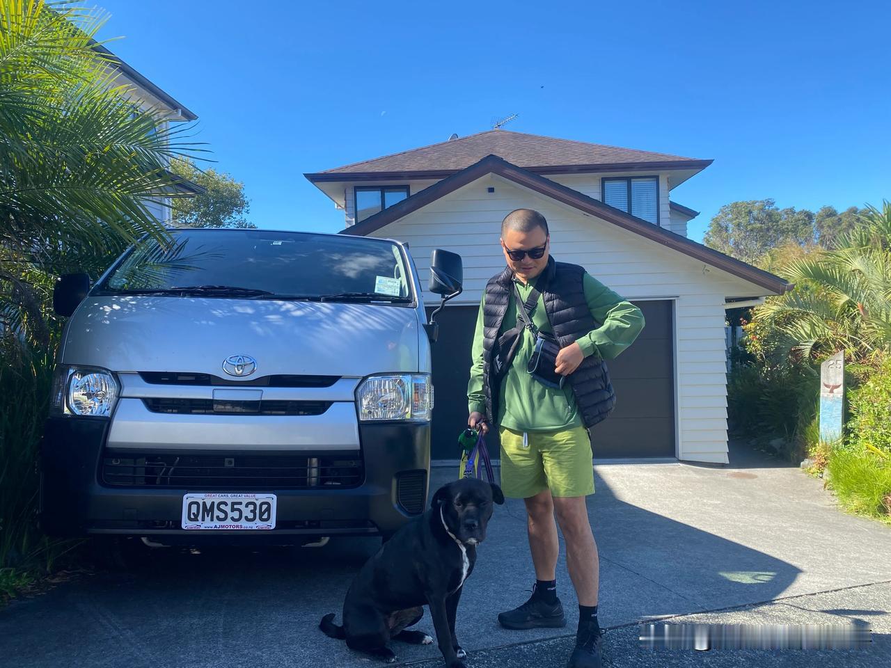 最近没怎么更新视频
是因为我们好像确实没什么素材可发，来新西兰的第二天不是就去买