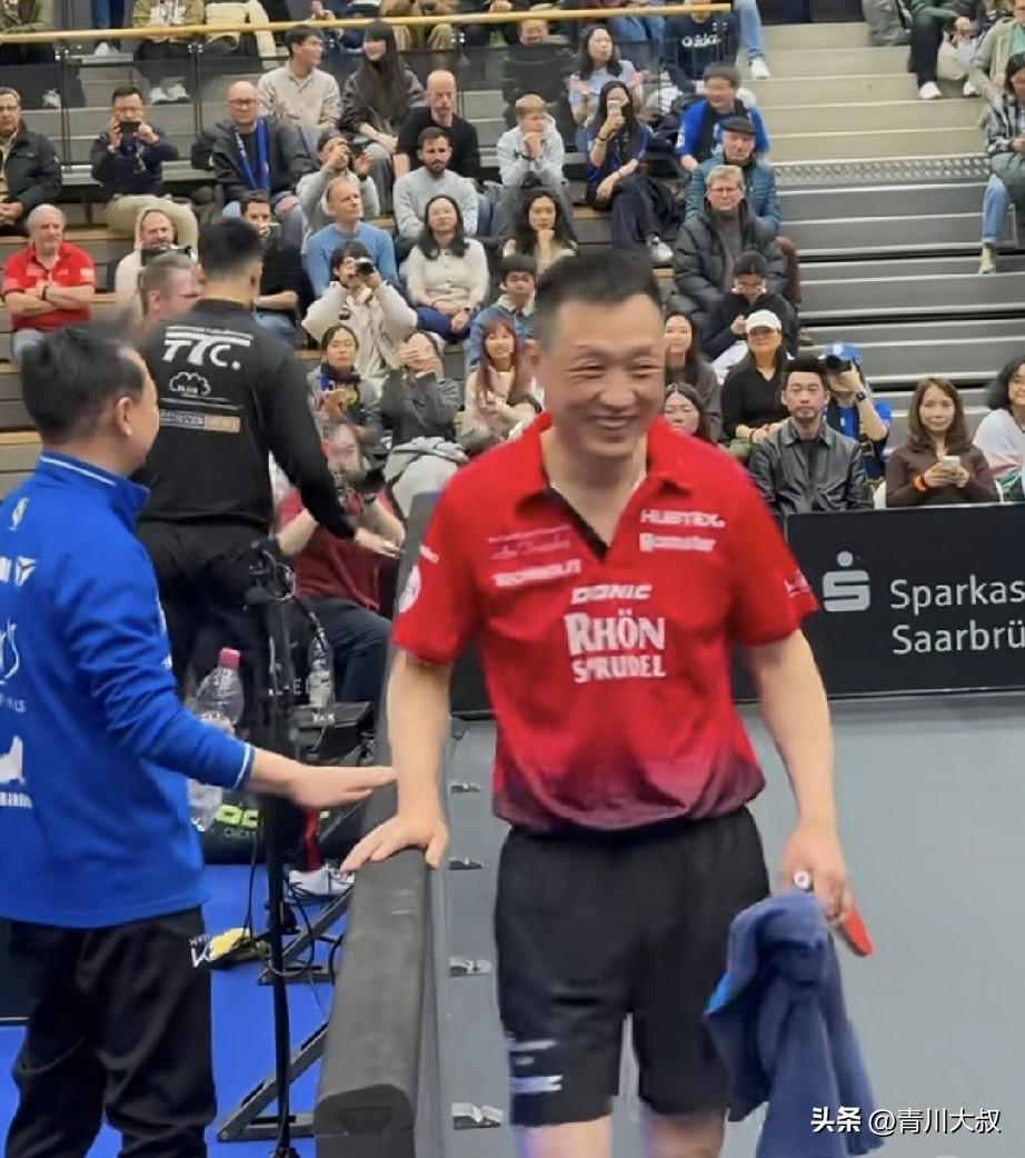 笑死我了！孟庆宇18分钟输给樊振东后，完全没有失败的伤心，
第一时间跑过去和王志