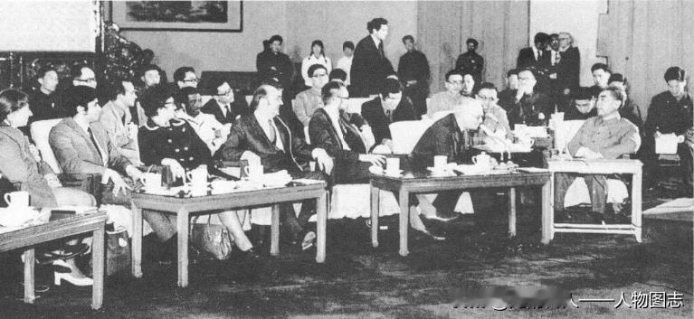 周恩来与访华的美国乒乓球代表团交谈。
