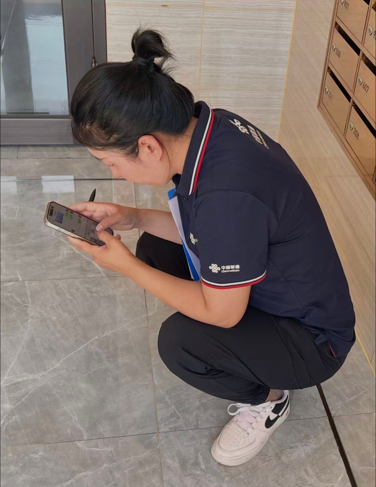 看到这张照片，联通小妹的手心手背两个色，周末在中海盛世府暴晒驻场，这份坚守真让人