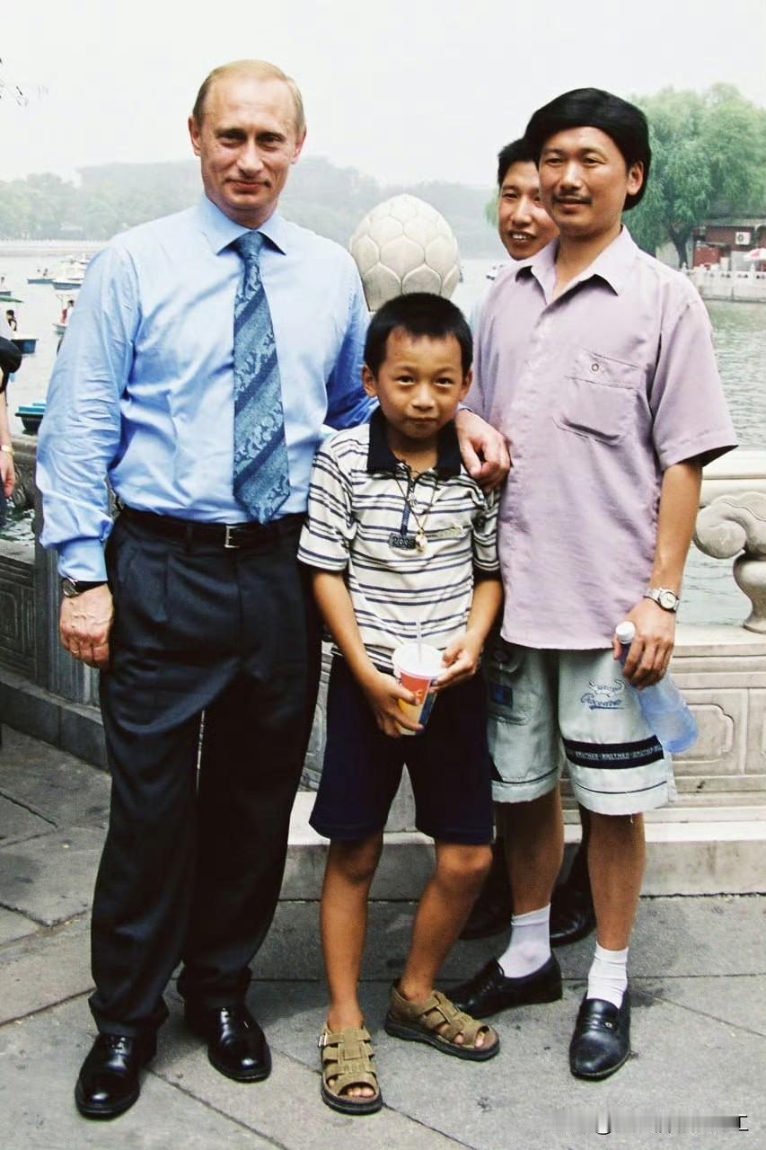 与普京26年前抱过的中国男孩

网友说我看起来像50多岁，我还有点小开心，这说明
