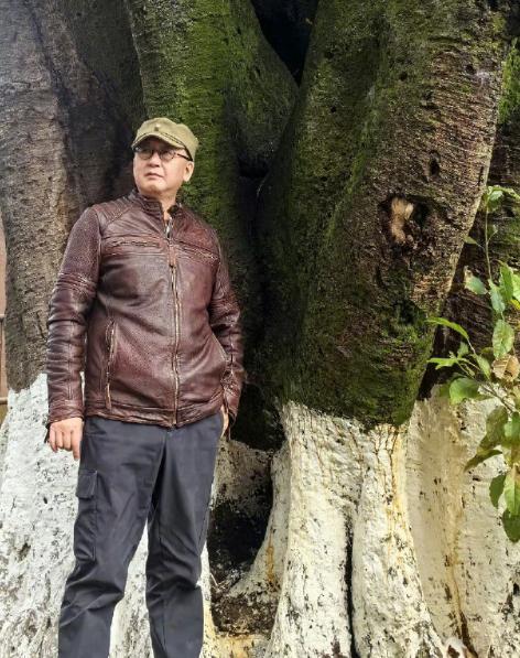 依我的观察，这几年呀，吃财政饭的人口，仍然是在增长的。每个单位都觉得自己重要，总