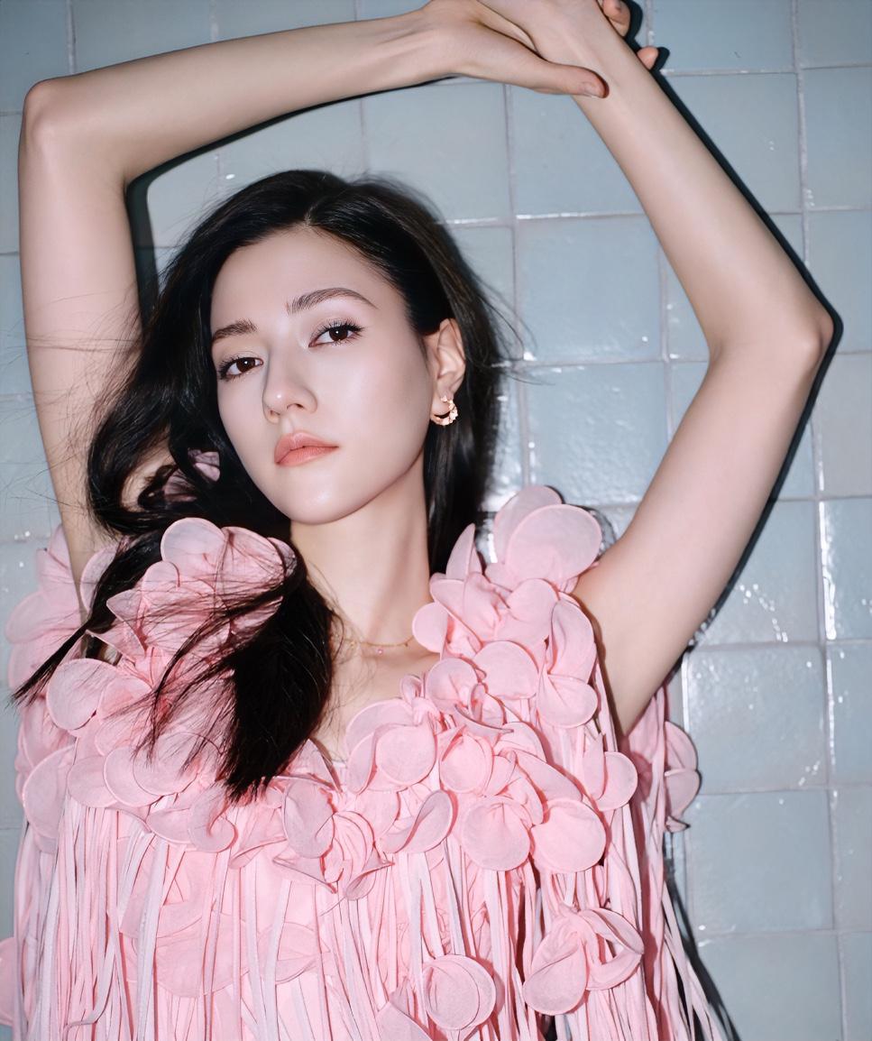 大美女娜然简介：
娜然 ，1997年生，俄籍演员、模特，2014年以模特出道，2