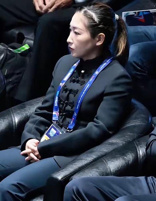 乒协主席王励勤亲自陪坐，谁的面子这么大？不是马龙，不是孙颖莎，竟然是她。
你看伦