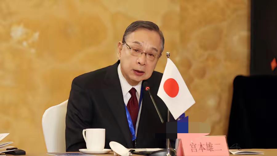 新加坡联合早报今日报道："日本和中国的关系持续紧张，日本前驻华大使宫本雄二今天（