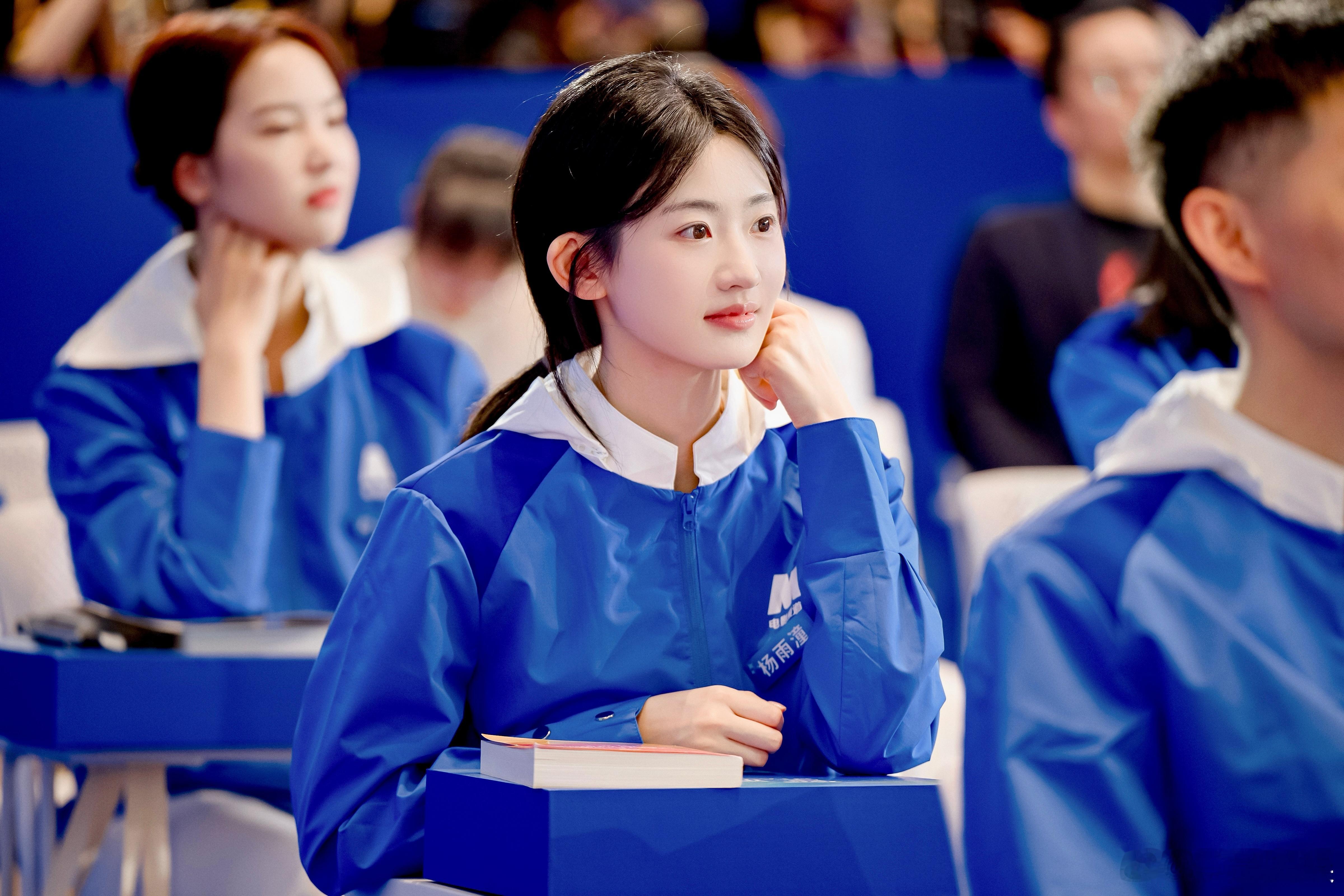 在钢筋水泥间遇见不一样的杨雨潼，她站在桥墩旁检查工程进度，眼神里满是认真，原来演