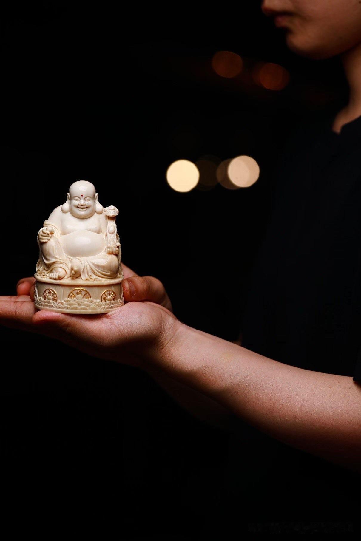 一抹笑容，便让人心生欢喜。

猛犸《如意弥勒》，材质温润细腻，人物圆润饱满，眉眼