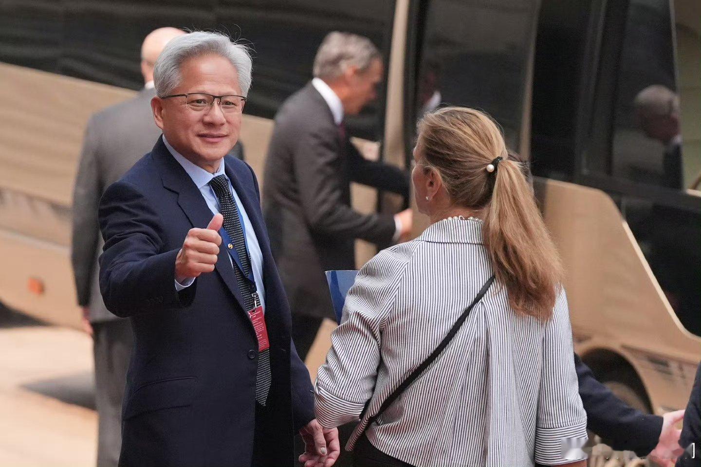英伟达股价创历史新高黄仁勋点赞库克比耶他跟马斯克很有面子，坐美国总统专机来的！ 