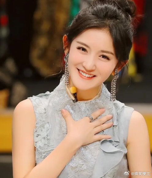 谢娜的《火锅美女》从诞生起就不属于专业音乐赛道，它是《快乐大本营》衍生的综艺配套