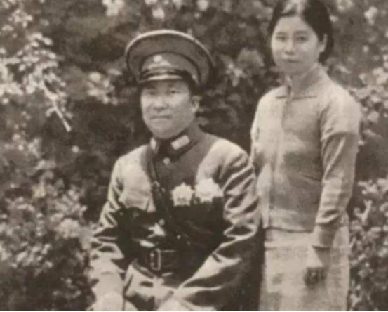 1947年除夕夜，特务将杨虎城的妻子谢葆真捆绑住，随后将粗大的针头狠狠地插进她的