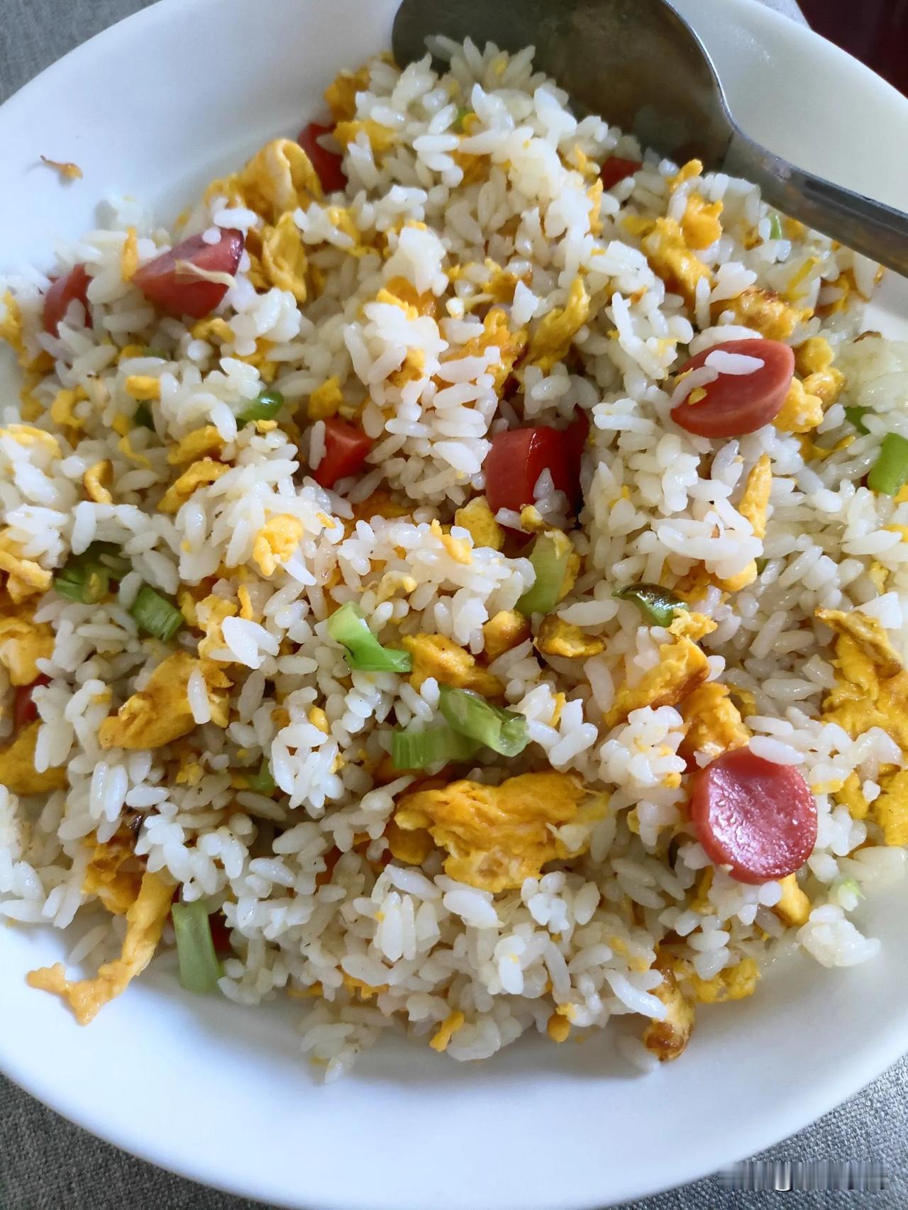 装病让儿子自己做饭。

放假第一天我就跟儿子说，得学点生存技能，做饭排第一位。