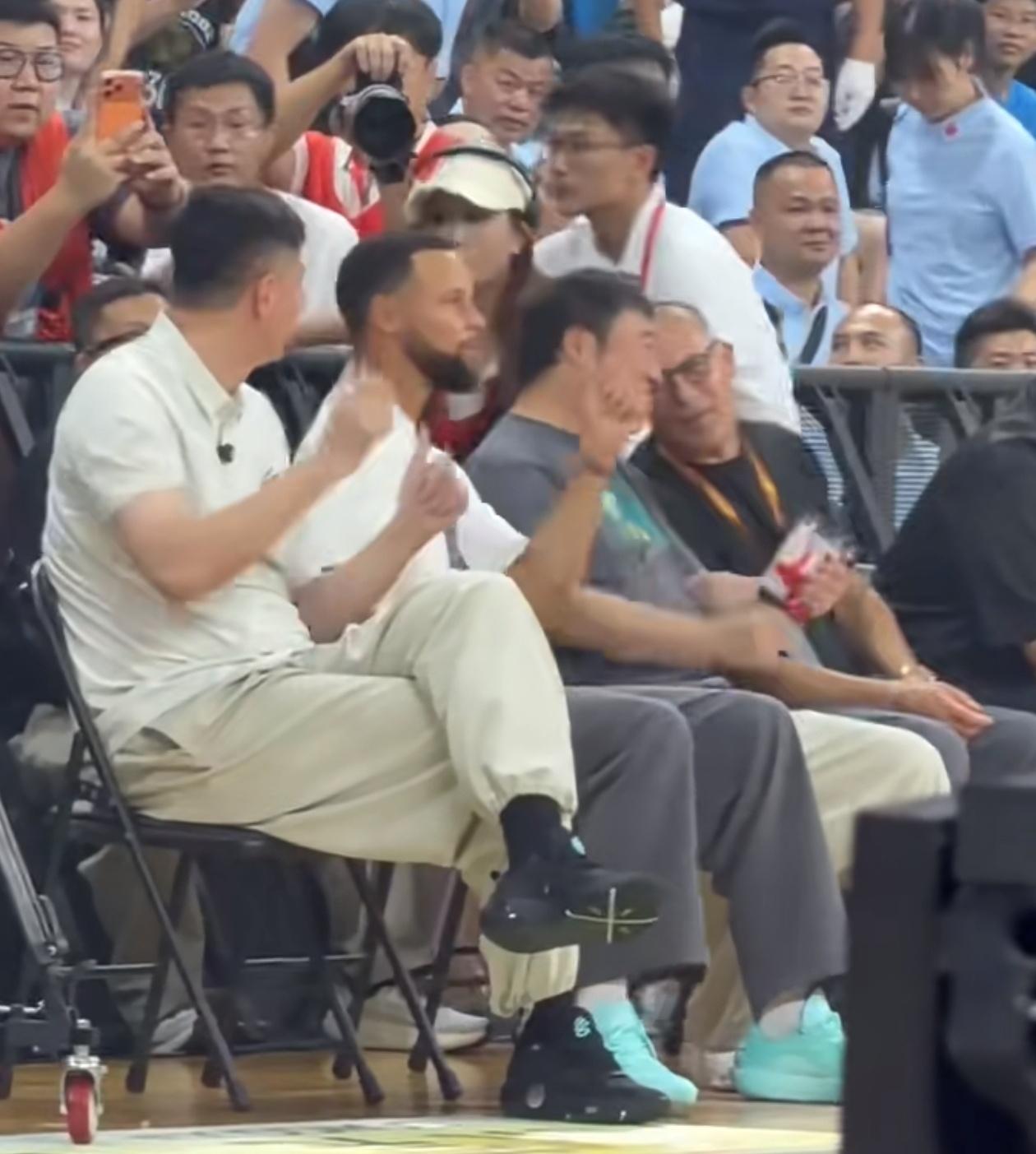 关系好！杜锋和库里一起“闻歌起舞”！

杜锋陪同NBA球星库里一起参加篮球活动，