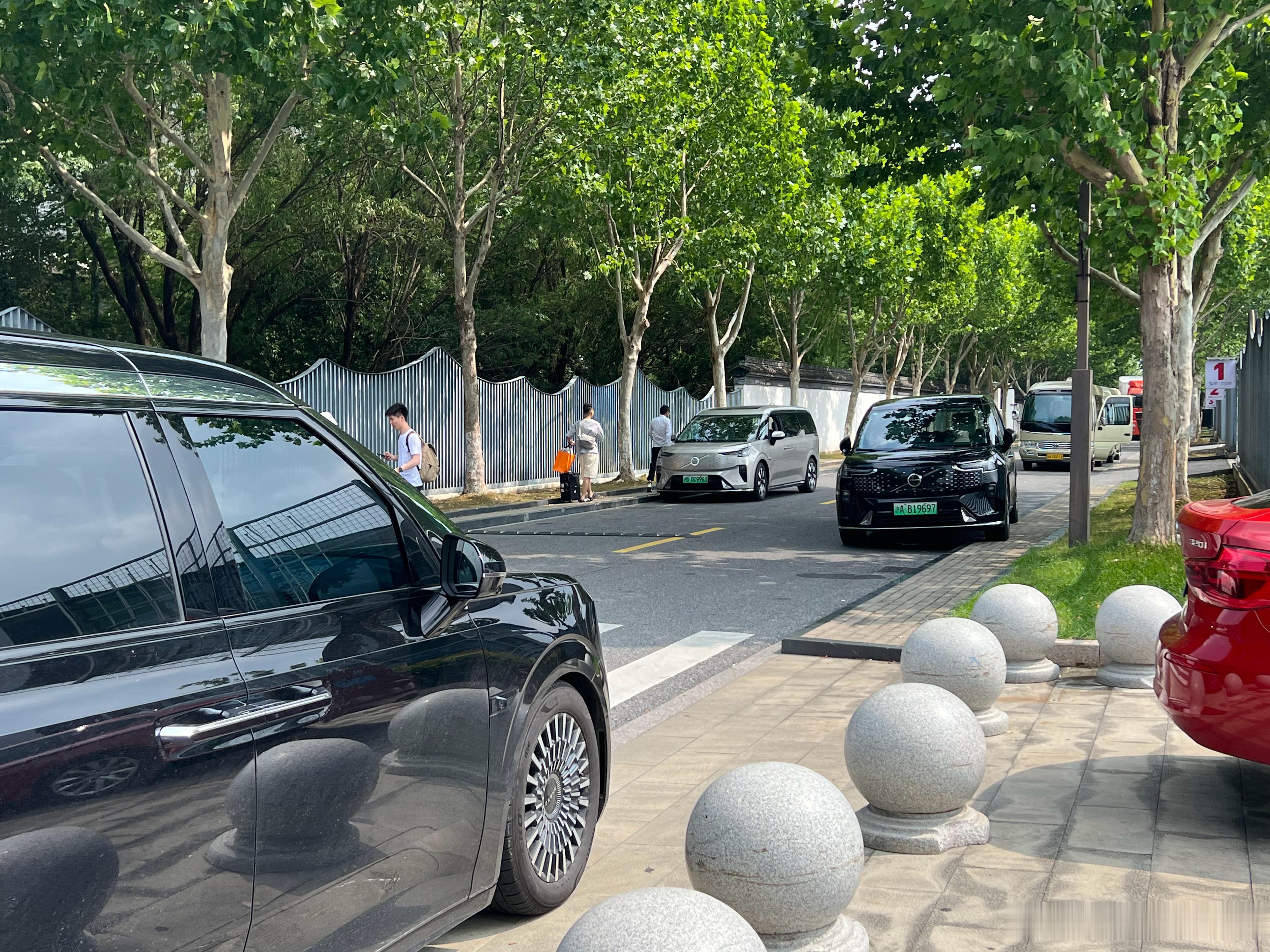 还得是9X排面[doge]接送机都是009，EM90极氪9X重新定义旗舰SUV 