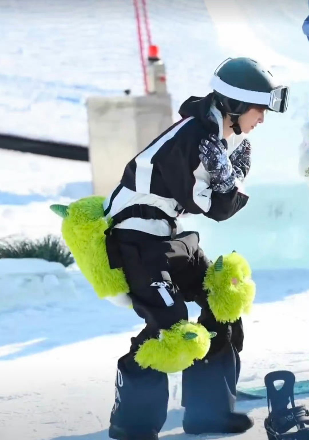 刘宇滑雪热身也不忘了比love你好星期六 被刘宇·雪宝2.0可爱到尖叫连连！戴绿