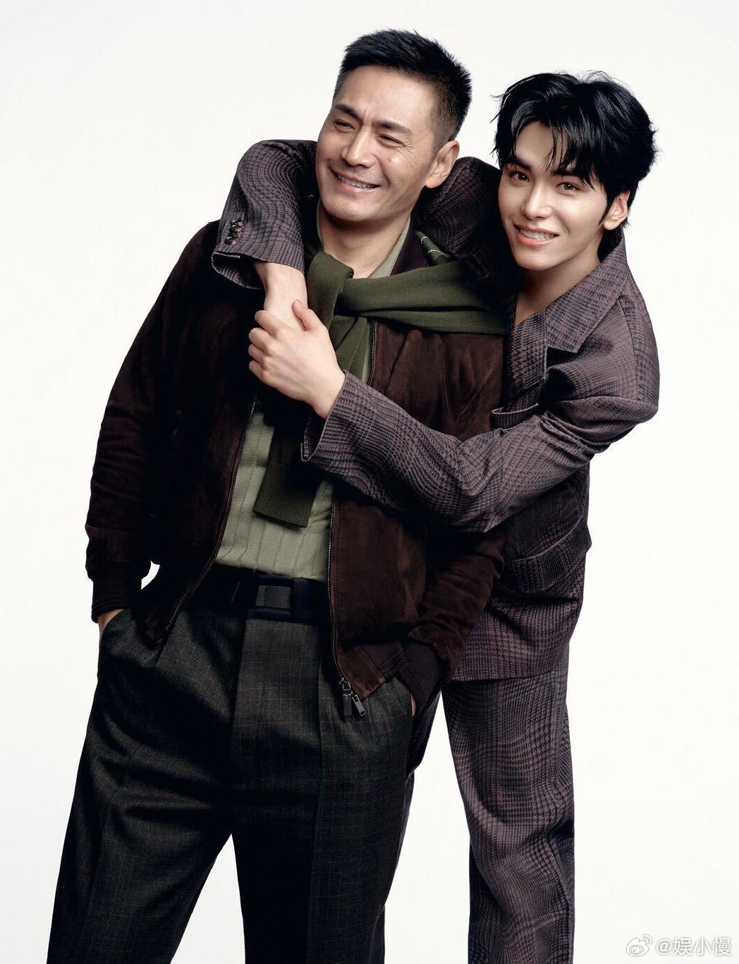 邵兵亲了邵子恒一口邵子恒直播突然被老爸空降，合唱超默契，临走那一吻也太自然了，硬