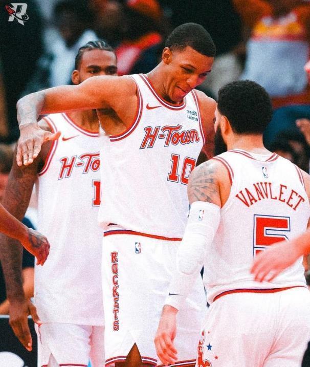 本赛季小史密斯的表现越来越稳定，尤其是他的中投和三分，在杜兰特的影响下，小史密斯