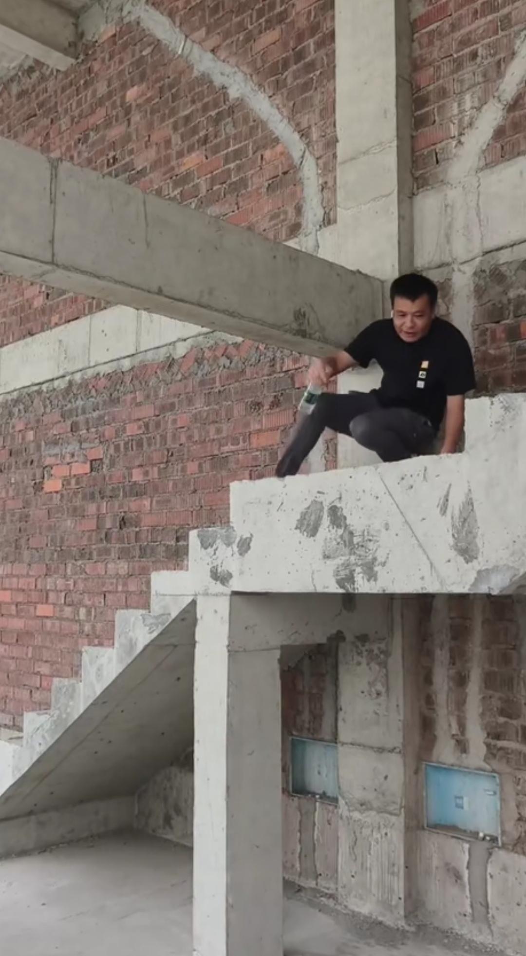 必经通道架模梁，这楼梯还让人怎么通行？
楼梯踏步原本就修缮完好，却非要在必经的上