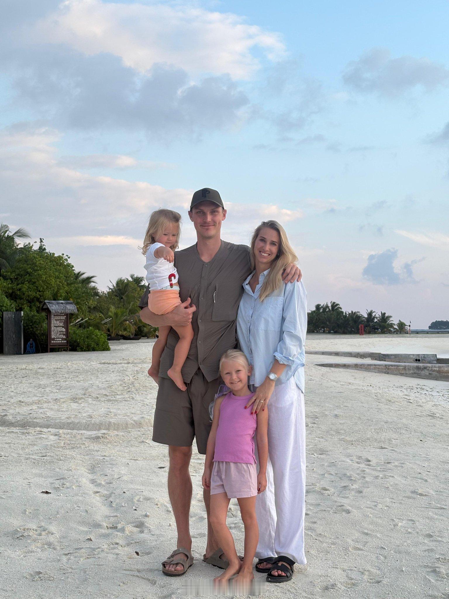 安塞龙在社媒晒出全家福，并用中英文祝大家圣诞节快乐。 