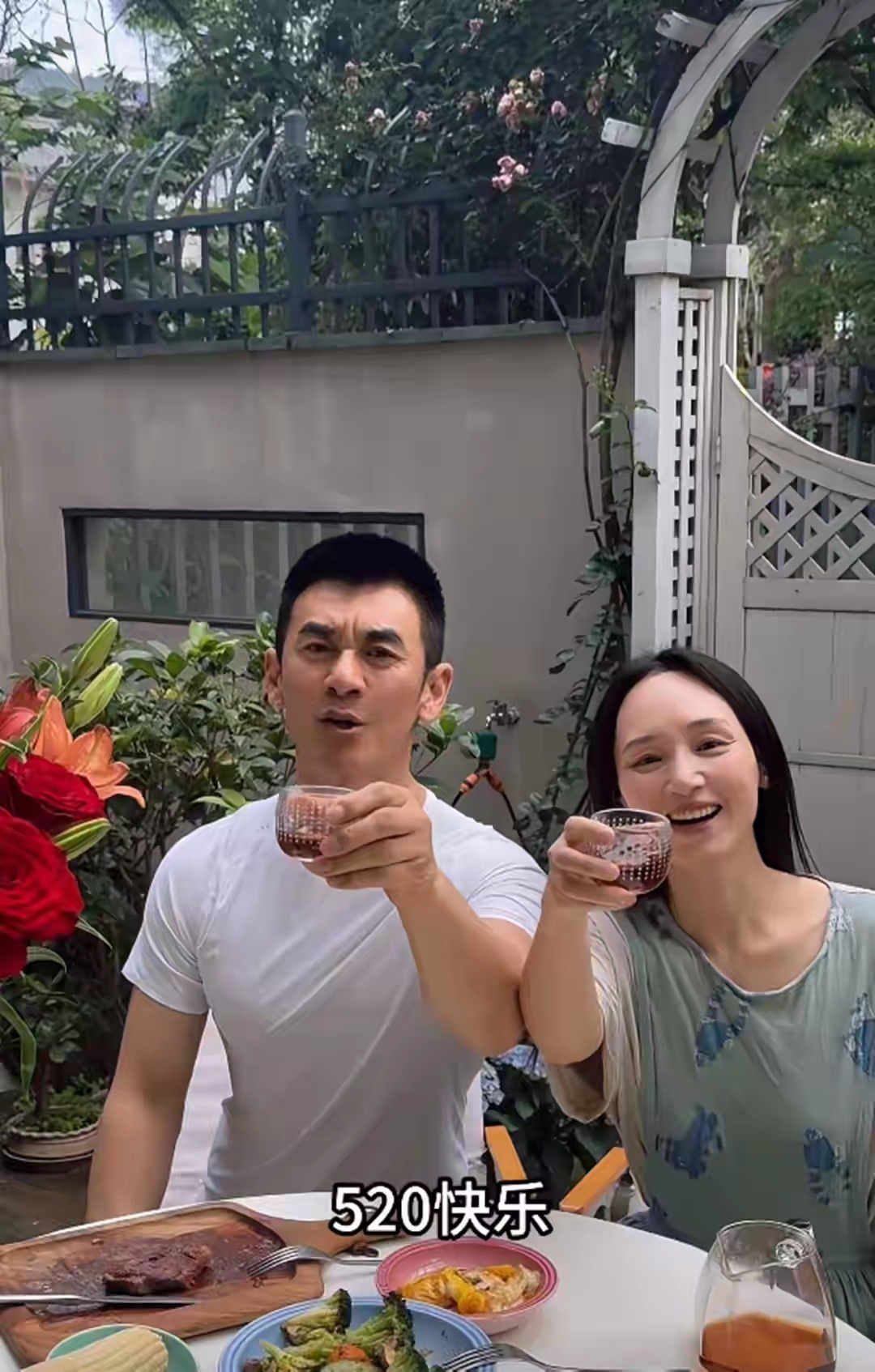 任天野大理别墅过520，结婚20多年还会送花，老婆贤惠又年轻漂亮 