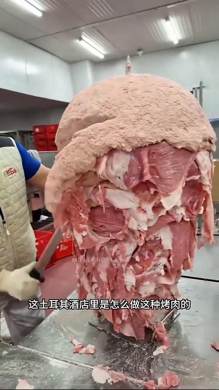 土耳其酒店里是怎么做这种烤肉的？虽然看上去像一大块肉塔，但背后有个很酷的技巧，这