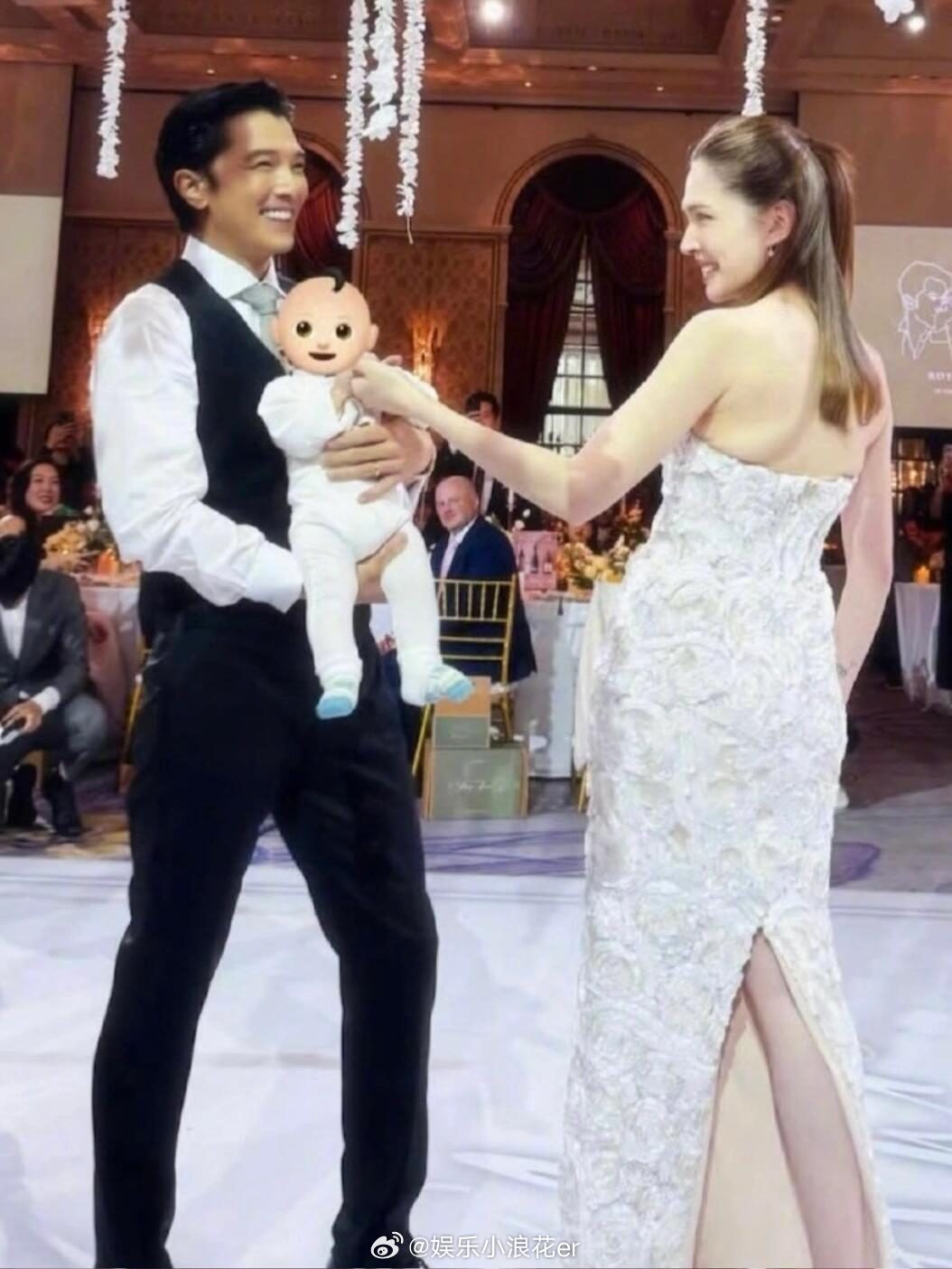 邱泽许玮甯带儿子亮相婚礼邱泽许玮甯一家三口合照 邱泽许玮甯婚礼晚宴上还抱着小孩亮