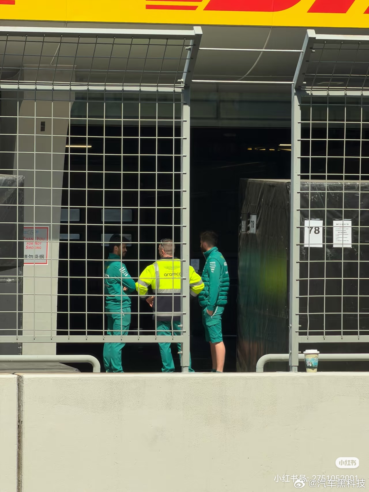 阿斯顿马丁F1员工买大量南孚电池 今天，阿斯顿马丁F1车队已抵达上海，有网友发现