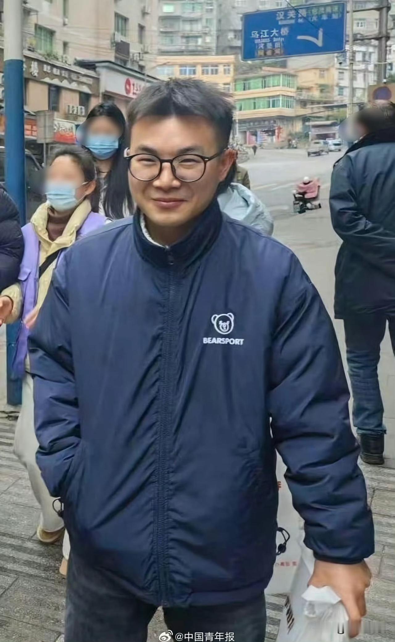他叫龚宝冬是一名为救群众甘愿牺牲的网格员，最让人心痛的是他是去年才入职网格员的。