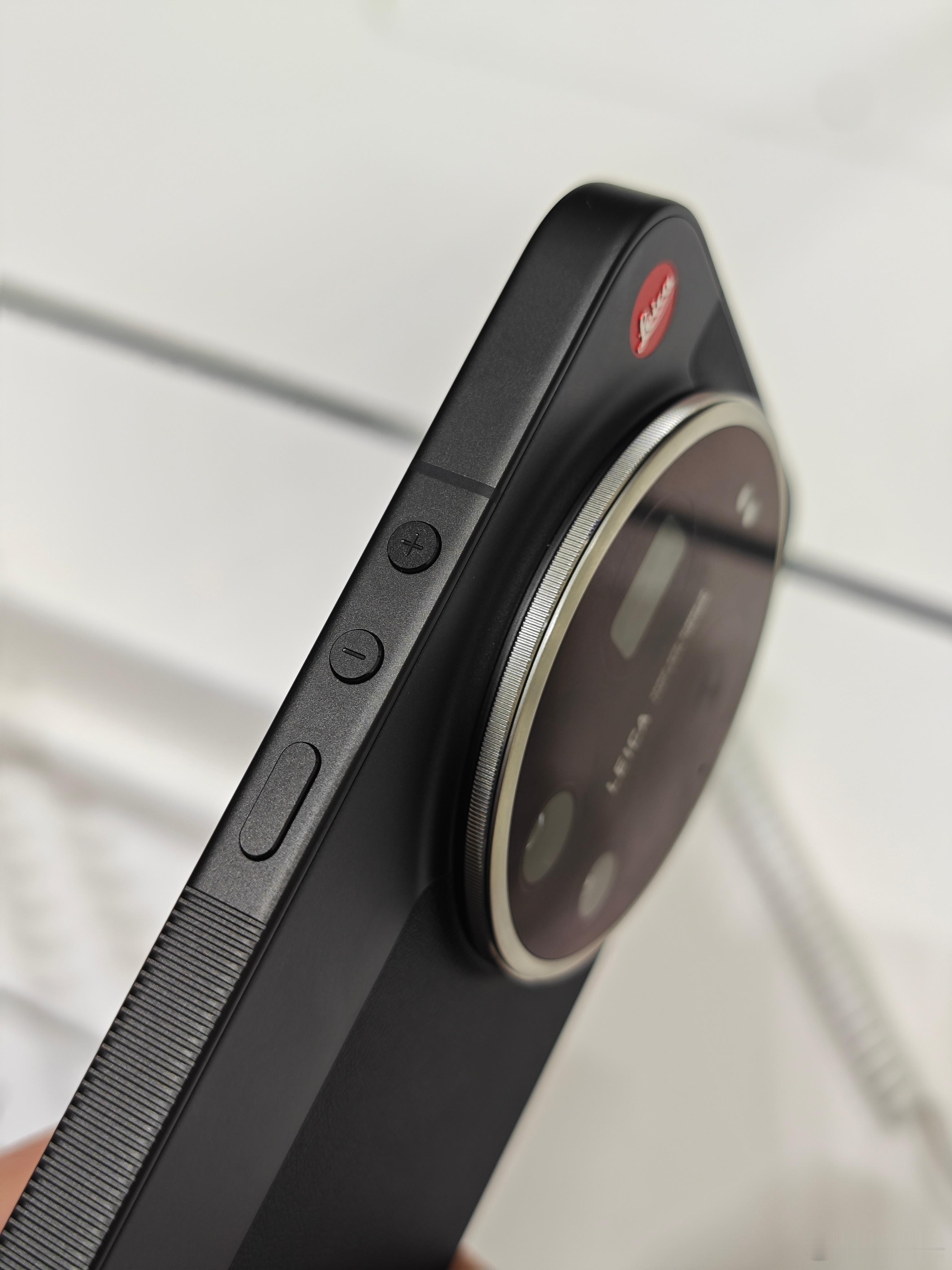 看了下这个小米17 Ultra徕卡版，简单说一下。首先，变焦环松动的问题，在这台