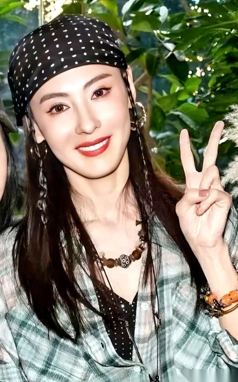 刷到这个消息的时候，我愣了一下。
张柏芝，给香港那场大火，悄悄捐了100万港币。