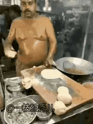 这是我认知中的印度么？贴饼为啥要在肚子上贴两下？

难道这是什么秘方？肚皮都被贴