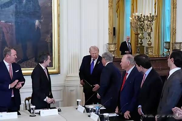 石油巨头忙推诿特朗普气呼呼：你们不干有的是人干！
评：特总有点尴尬了，后边局怎么