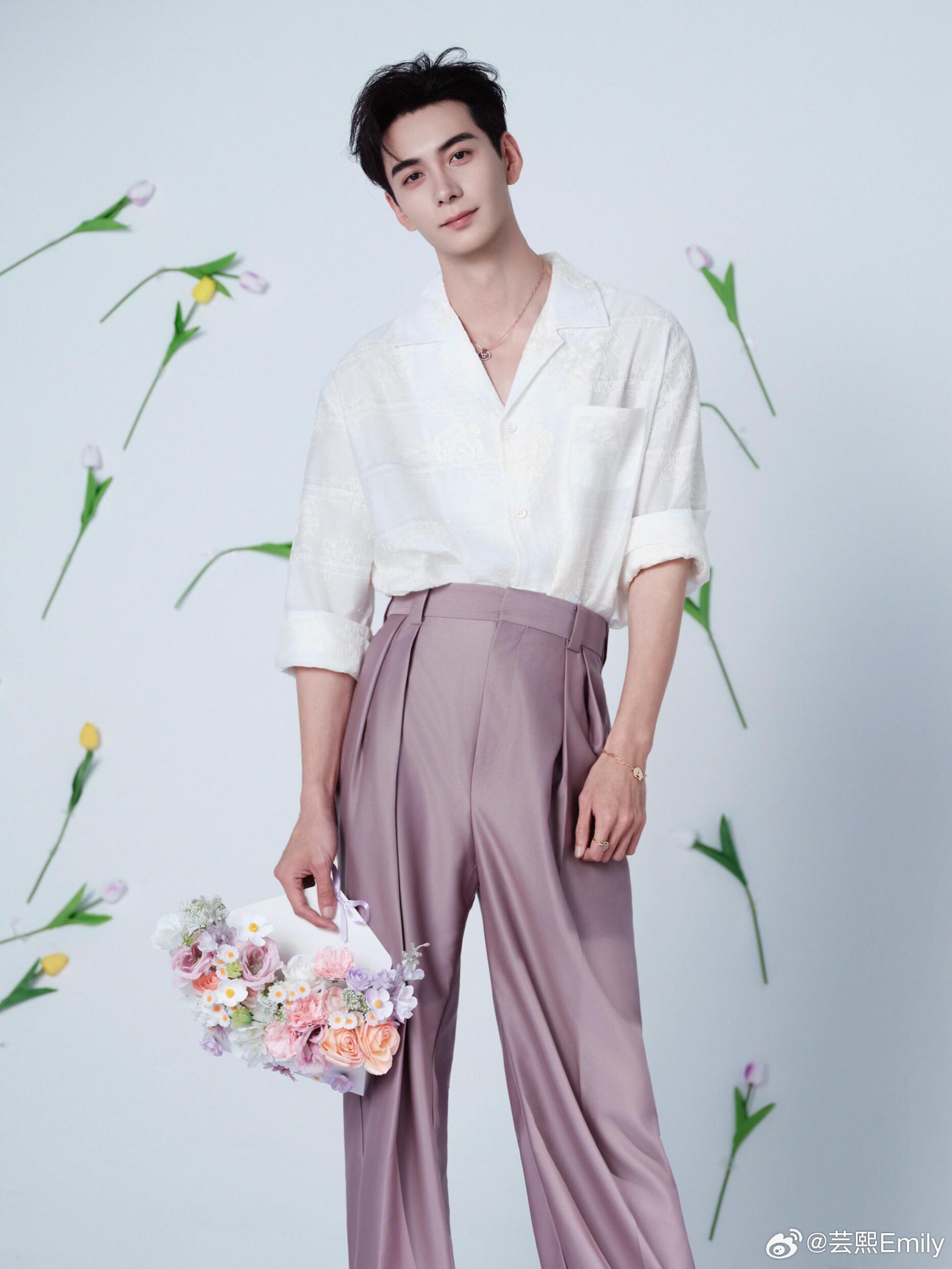 陈星旭 ✖️ 珂拉琪品牌直播造型陈星旭身着白色提花衬衫搭配浅紫阔腿裤，亮相珂拉琪